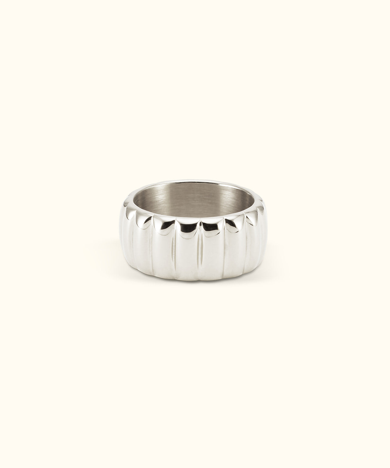 Quiet bold ring