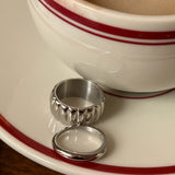 Quiet bold ring