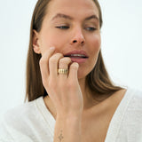 Quiet bold ring